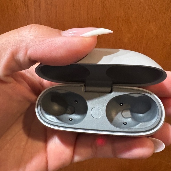 Beats Gray Wireless Earbud. CASE ONLY - Picture 2 of 2